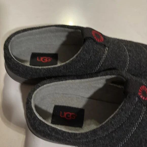 UGG sz 8 men’s slippers or
women’s sz 91/2 a 10 - Picture 3 of 5